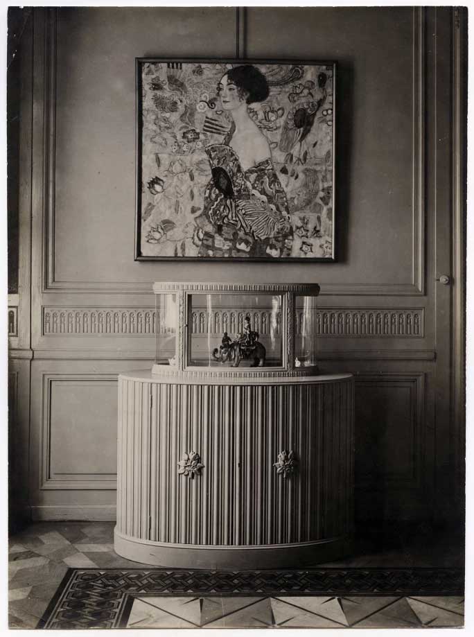 DAME MIT FÄCHER HANGING IN ERWIN BOHLER’S APARTMENT, CIRCA 1920. PHOTO: MICHAEL HUEY AND CHRISTIAN WITT-DÖRRING PHOTO ARCHIVE.