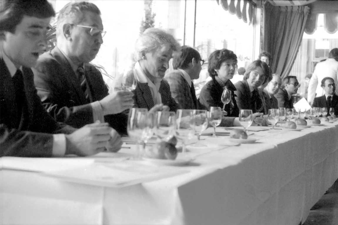 AT-THE-1976-JUDGEMENT-OF-PARIS,-HELD-IN-HONOR-OF-THE-U.S.-BICENTENNIAL,-FRENCH-AND-CALIFORNIAN-WINES-WERE-PITTED-AGAINST-EACH-OTHER-IN-A-BLIND-TASTING. © BELLA SPURRIER.